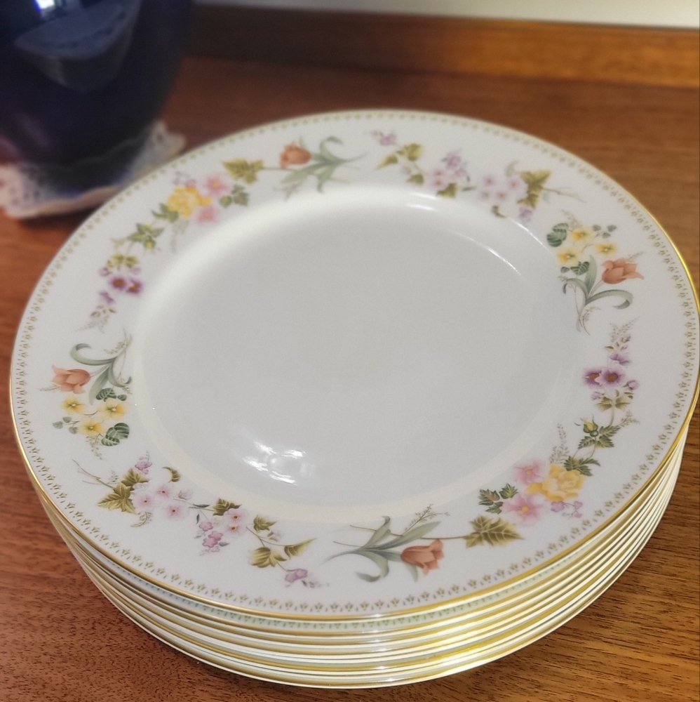 Wedgwood "Mirabelle" Bone China Dinner Plate.